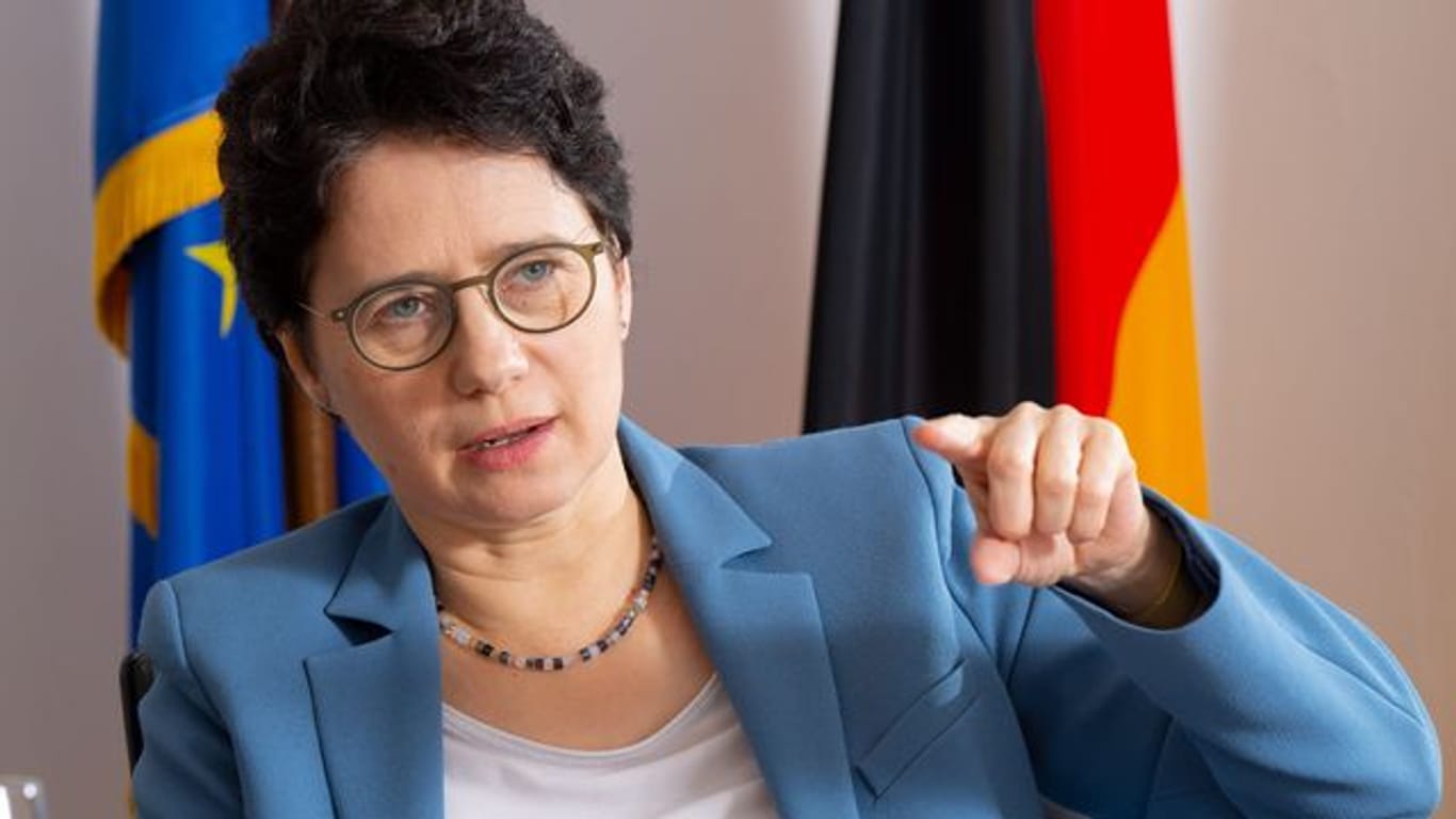 Marion Gentges (CDU), Justizministerin von Baden-Württemberg, spricht (Archivbild): Geflüchtete stellen vermehrt Asylanträge, obwohl sie bereits in anderen Ländern anerkannt sind.