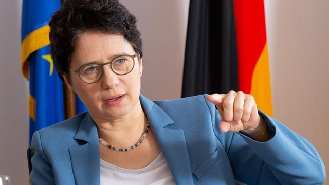 Marion Gentges (CDU), Justizministerin von Baden-Württemberg, spricht (Archivbild): Geflüchtete stellen vermehrt Asylanträge, obwohl sie bereits in anderen Ländern anerkannt sind.