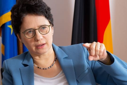 Marion Gentges (CDU), Justizministerin von Baden-Württemberg, spricht (Archivbild): Geflüchtete stellen vermehrt Asylanträge, obwohl sie bereits in anderen Ländern anerkannt sind.