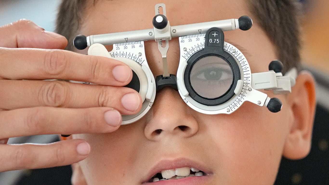 Ein Junge nimmt an einer Augenuntersuchung teil: Ärzte befürchten Sehprobleme bei Kindern infolge der Corona-Beschränkungen.