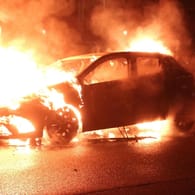 In der Hannemannstraße brannte ein Pkw: Mehrere Autos standen in Berlin erneut in Flammen.