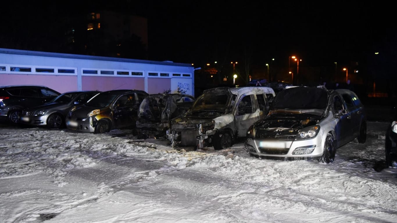 Beschädigte Autos auf einem Parkplatz: Alleine hier standen sieben Autos in Flammen.
