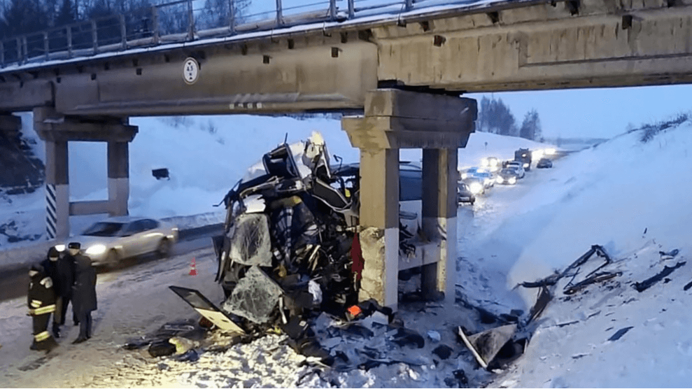Der zerstörte Bus nach dem Unglück: Auch Minderjährige kamen zu Tod. Der zerstörte Bus nach dem Unglück: Auch Minderjährige kamen zu Tod.