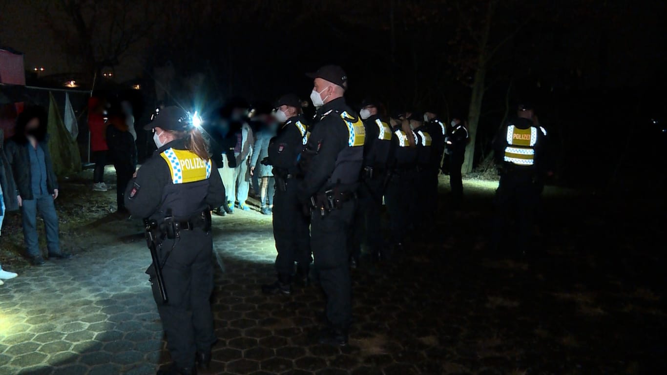 Die Polizei und einige der Partygäste: In Hamburg haben Beamte eine Feier mit dutzenden Personen aufgelöst.