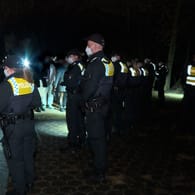 Die Polizei und einige der Partygäste: In Hamburg haben Beamte eine Feier mit dutzenden Personen aufgelöst.