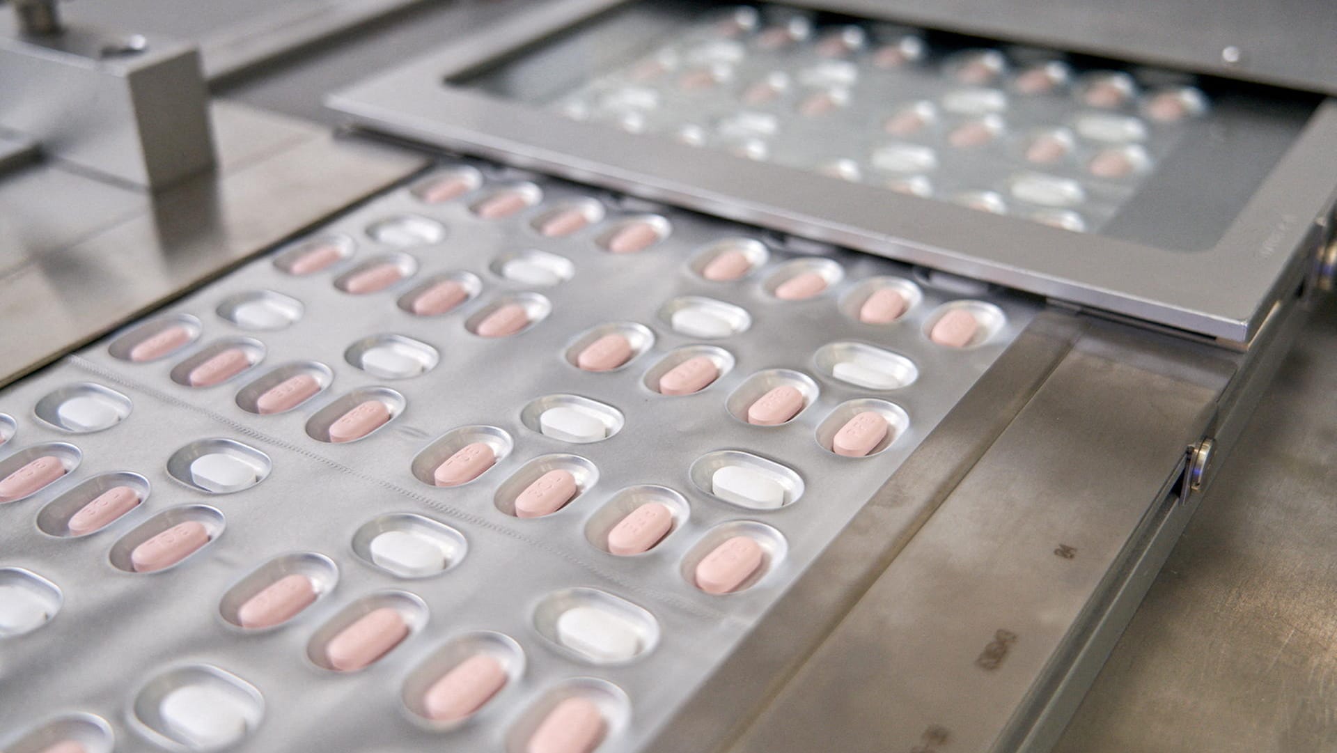 Das neue Mittel von Pfizer: Paxlovid ist ein antivirales Mittel, welches das Virus daran hindert, sich zu reproduzieren. Das neue Mittel von Pfizer: Paxlovid ist ein antivirales Mittel, welches das Virus daran hindert, sich zu reproduzieren.