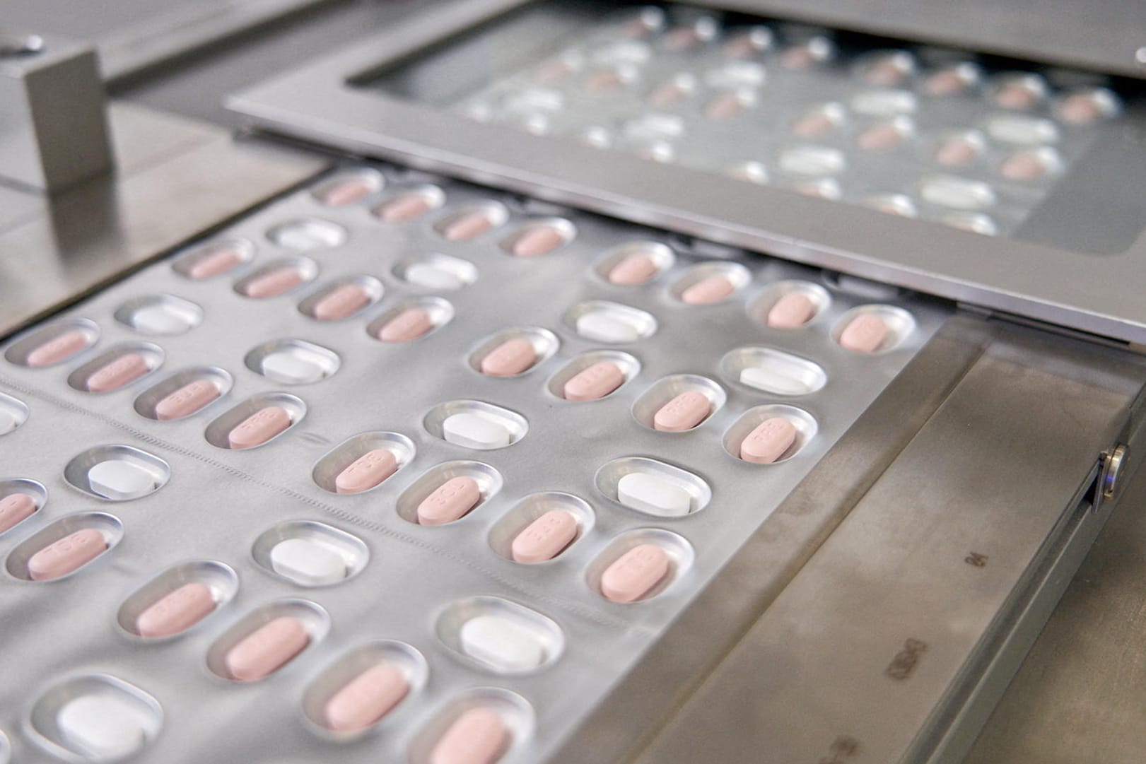 Das neue Mittel von Pfizer: Paxlovid ist ein antivirales Mittel, welches das Virus daran hindert, sich zu reproduzieren.