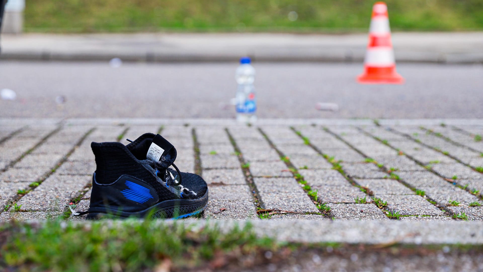 Die Unfallstelle: Ein 25-Jähriger wurde von einem Auto mitgeschleift und schwer verletzt. Die Unfallstelle: Ein 25-Jähriger wurde von einem Auto mitgeschleift und schwer verletzt.