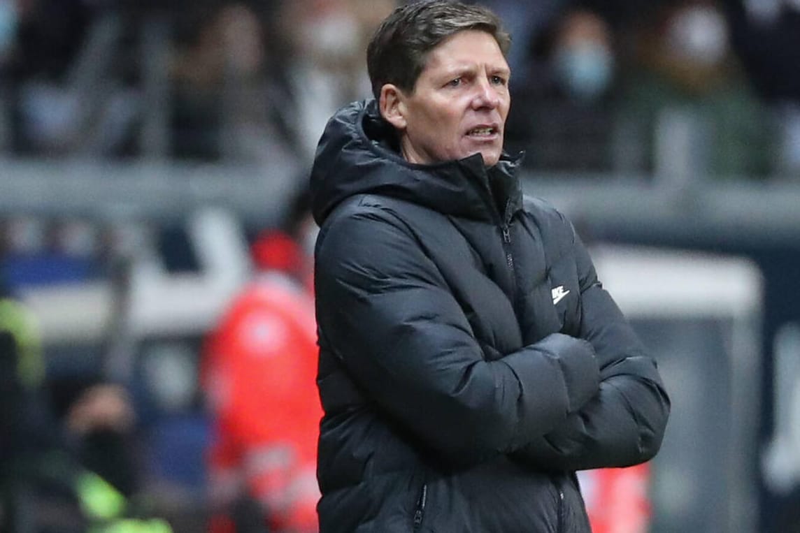 Oliver Glasner: Frankfurts Trainer musste sich einer Operation im Gesicht unterziehen.