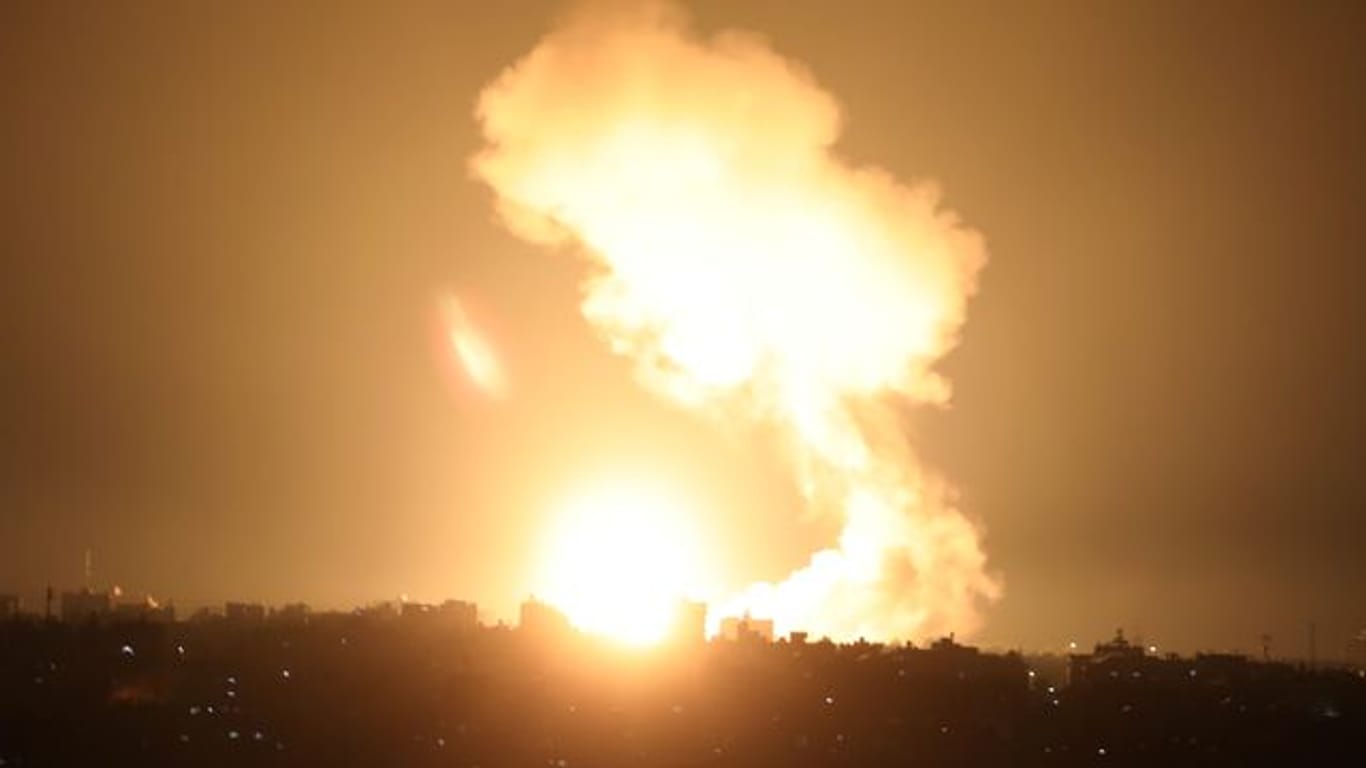 Rauch und ein Feuerball steigen nach einem Luftangriff im südlichen Gazastreifen auf.