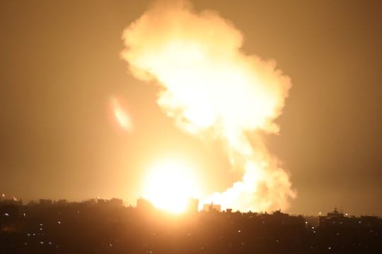 Rauch und ein Feuerball steigen nach einem Luftangriff im südlichen Gazastreifen auf.