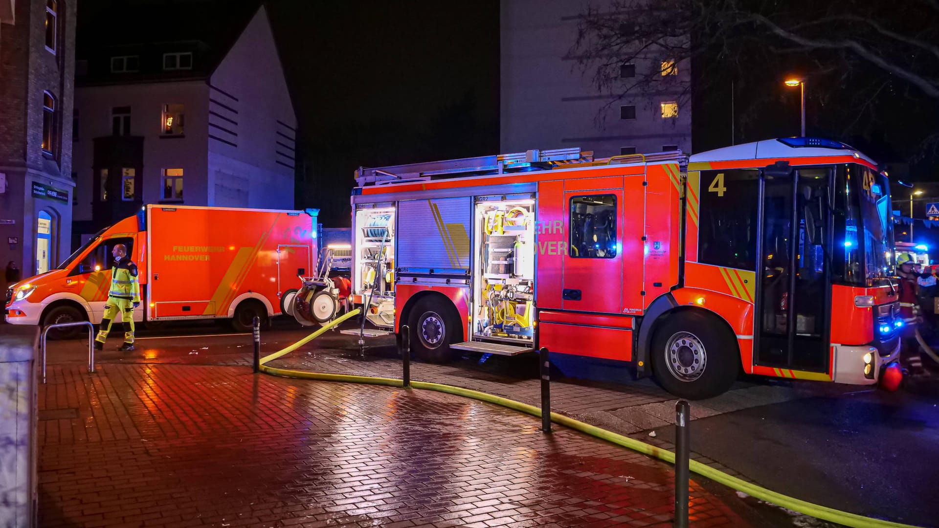 Fahrzeuge der Feuerwehr: Der 70-jährige Mann wurde nach dem Einsatz in eine Spezialklinik gebracht.
