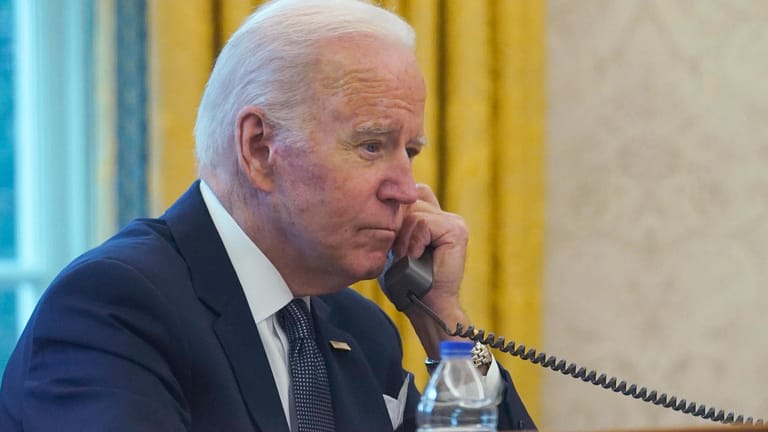 US-Präsident Joe Biden am Telefon: Hat seine Krisendiplomatie Erfolg?
