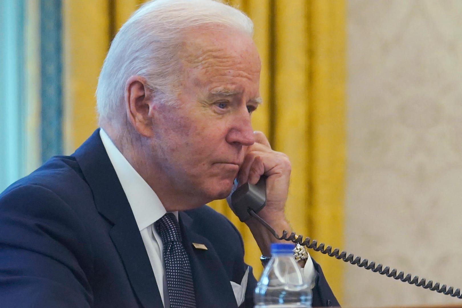 US-Präsident Joe Biden am Telefon: Hat seine Krisendiplomatie Erfolg?