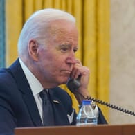 US-Präsident Joe Biden am Telefon: Hat seine Krisendiplomatie Erfolg?