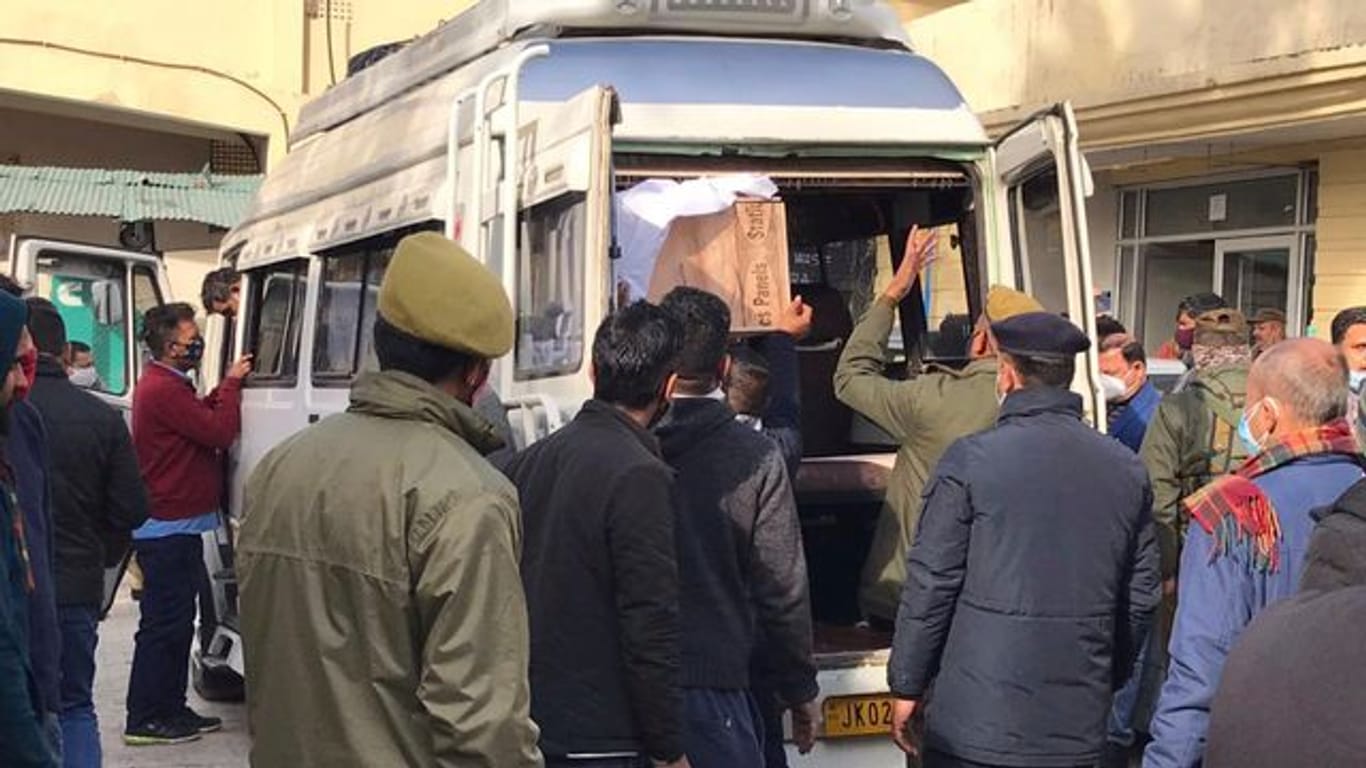 Der Sarg eines Opfers der Massenpanik wird in einem Gesundheitszentrum in Katra verladen.