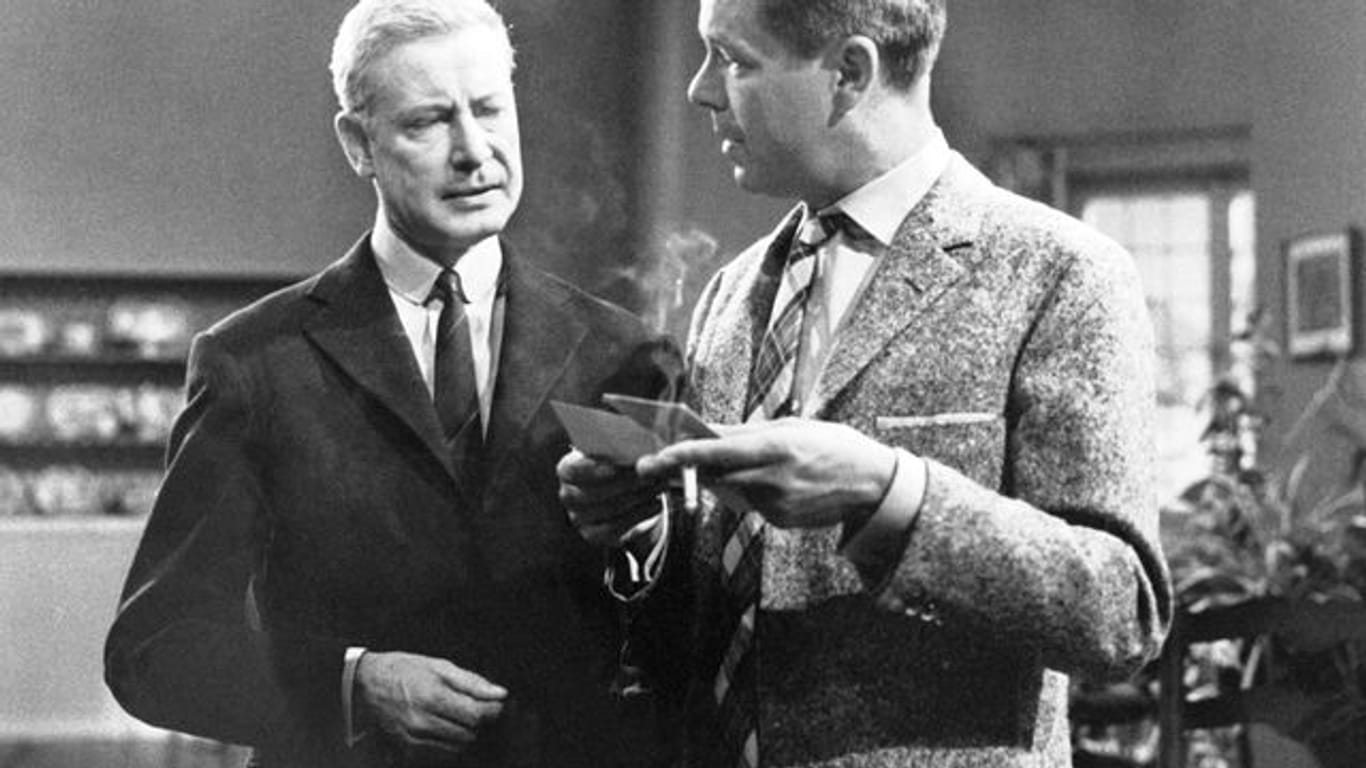 Kriminalinspektor Harry Yates (Heinz Drache, l) und der Maler John Hopedean (Dieter Borsche) in einer Szene des ARD-Krimis "Das Halstuch" (1962).