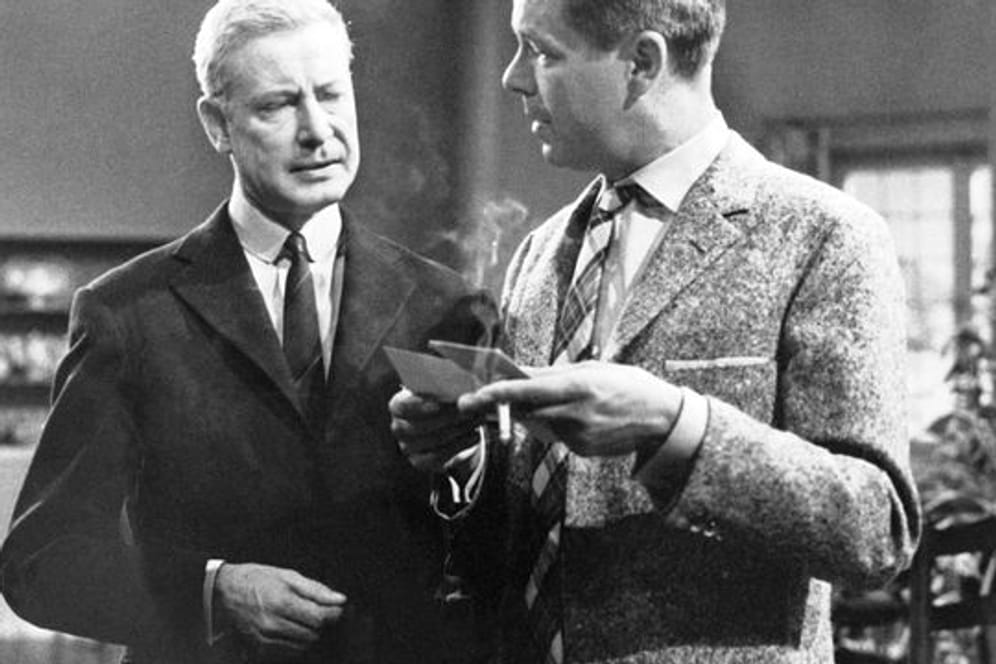 Kriminalinspektor Harry Yates (Heinz Drache, l) und der Maler John Hopedean (Dieter Borsche) in einer Szene des ARD-Krimis "Das Halstuch" (1962).