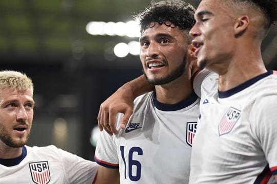 Der US-Amerikaner Ricardo Pepi (M) soll vor einem Wechsel zu Augsburg stehen.