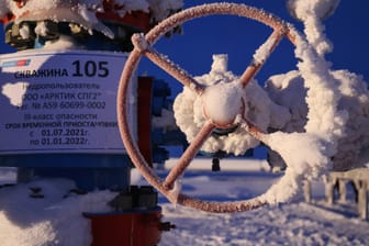 Zugefrorene Rohre an einer Anlage zur Erdgasverflüssigung im russischen Murmansk: "Brückentechnologie auf dem Weg zur Treibhausgasneutralität".