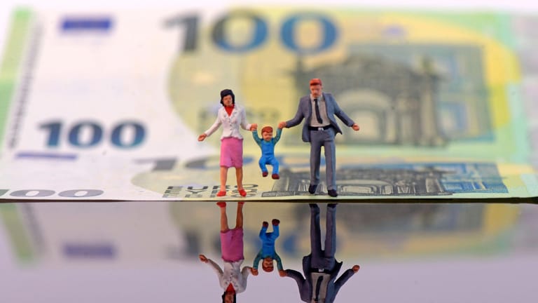 Die Deutschen werden immer reicher (Symbolbild): Je 100 Euro verfügbarem Einkommen haben die privaten Haushalte wohl 15 Euro auf die hohe Kante gelegt.