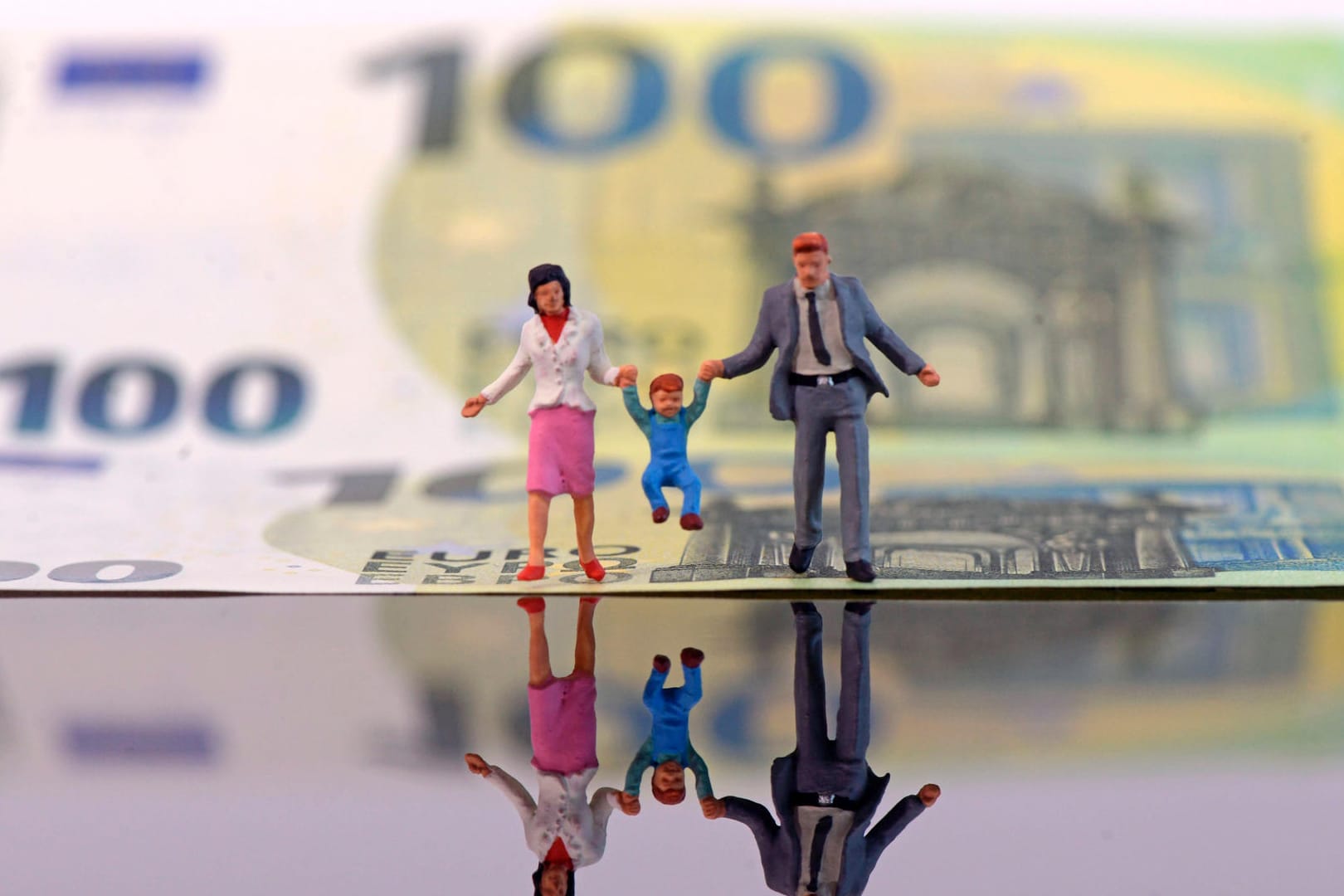 Die Deutschen werden immer reicher (Symbolbild): Je 100 Euro verfügbarem Einkommen haben die privaten Haushalte wohl 15 Euro auf die hohe Kante gelegt. Die Deutschen werden immer reicher (Symbolbild): Je 100 Euro verfügbarem Einkommen haben die privaten Haushalte wohl 15 Euro auf die hohe Kante gelegt.