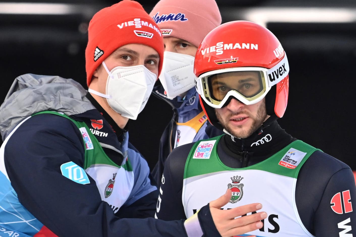 Stephan Leyhe (vorne links) und Markus Eisenbichler (vorne rechts) erlebten eine gute Tournee, Karl Geiger (im Hintergrund) eher weniger: Das spiegelt sich auch in den Noten wieder.