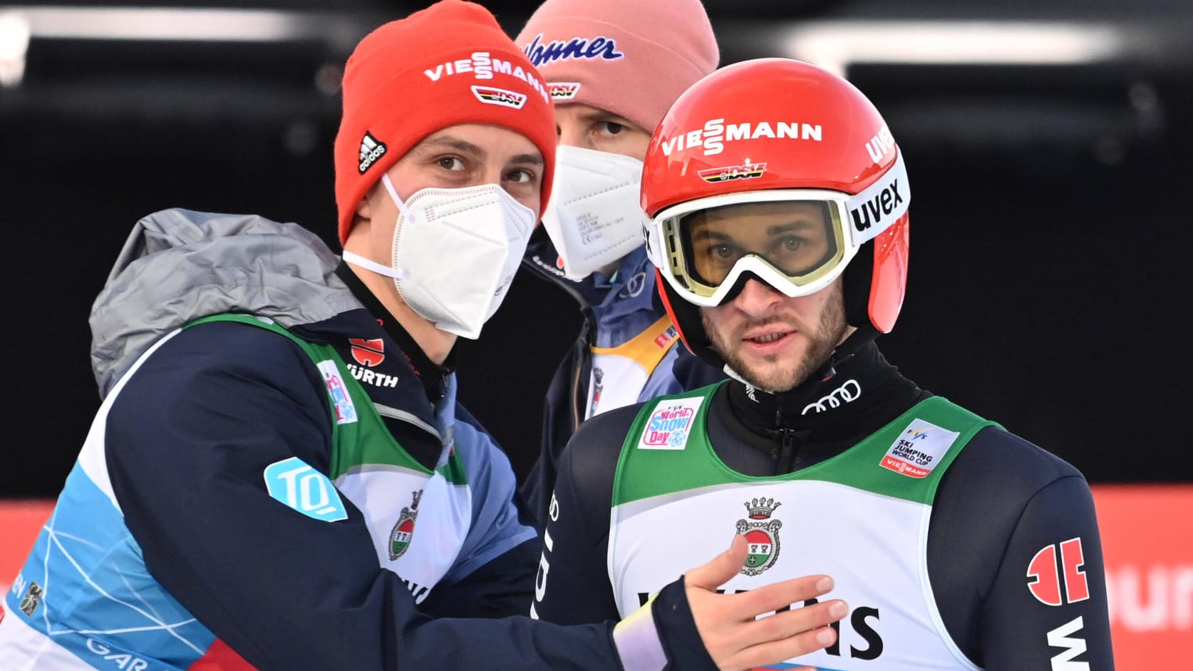 Stephan Leyhe (vorne links) und Markus Eisenbichler (vorne rechts) erlebten eine gute Tournee, Karl Geiger (im Hintergrund) eher weniger: Das spiegelt sich auch in den Noten wieder.