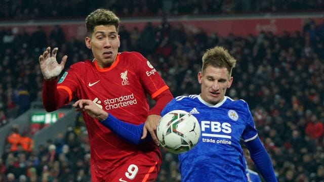 Roberto Firmino (l) vom FC Liverpool muss in Isolation.