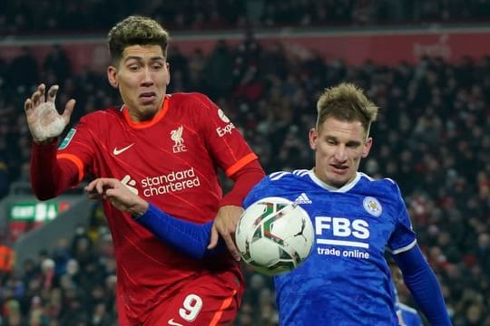 Roberto Firmino (l) vom FC Liverpool muss in Isolation.