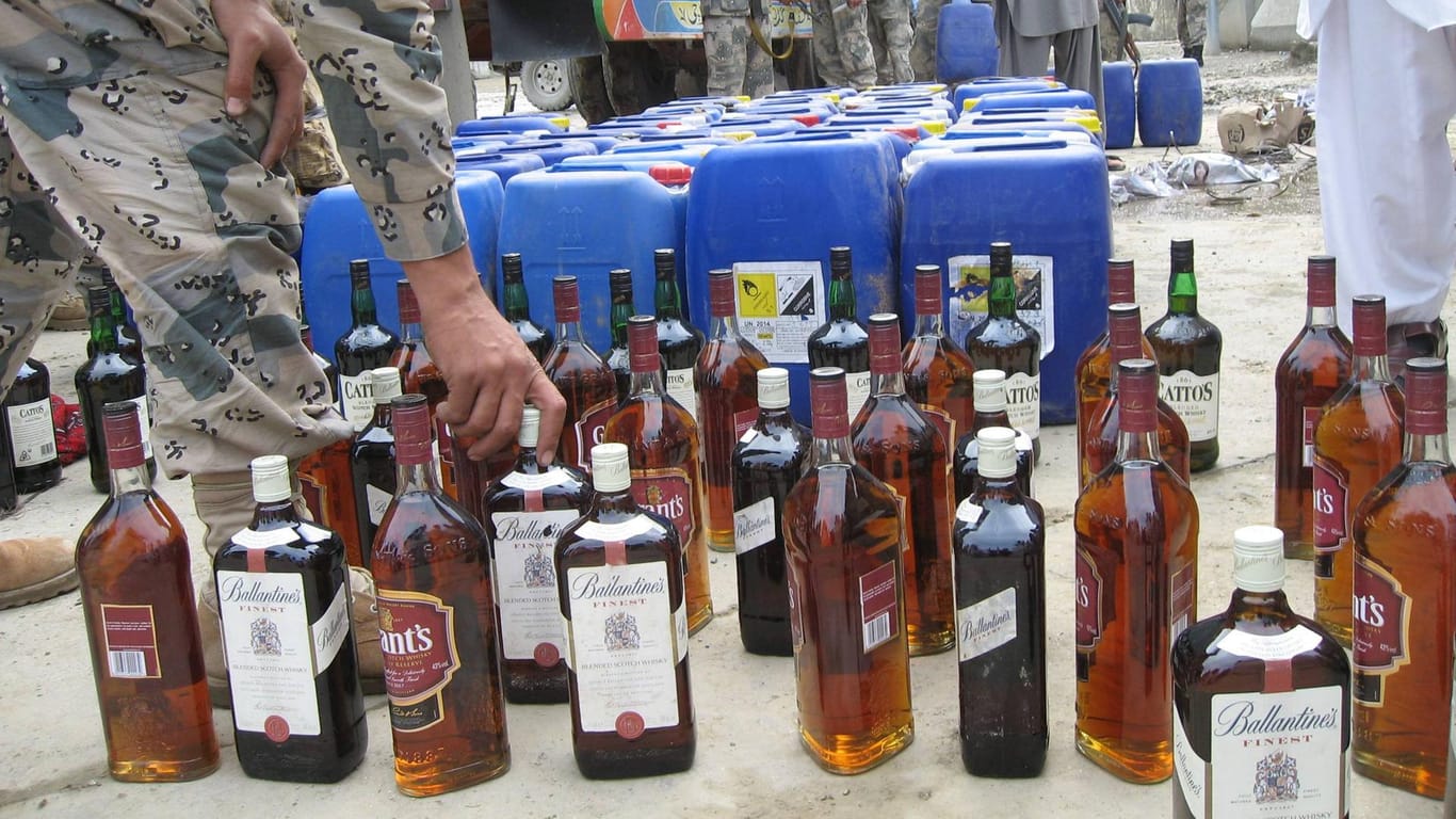 Die afghanische Polizei beschlagnahmt Alkohol (Symbolbild): Seit Mitte August hat die Zahl der Polizeirazzien landesweit zugenommen.