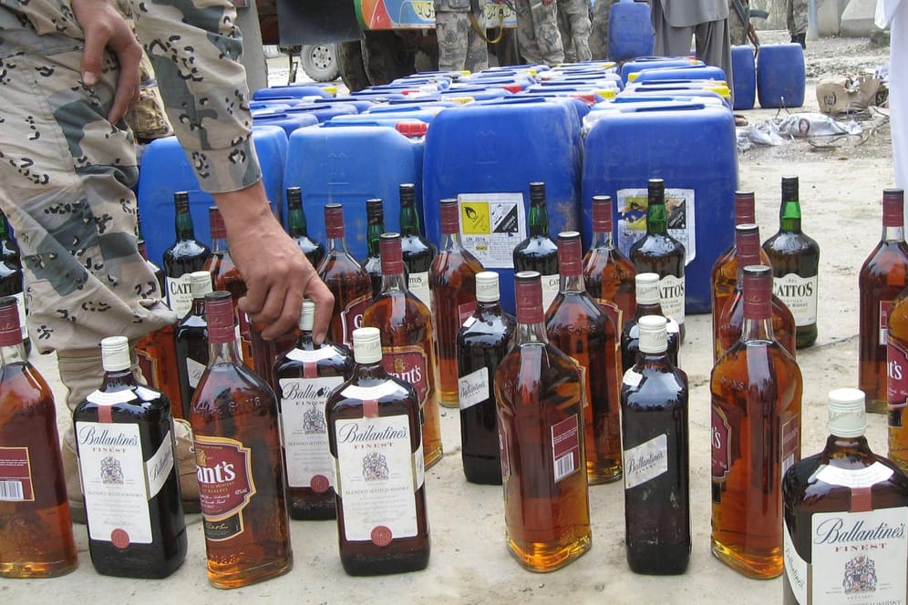 Die afghanische Polizei beschlagnahmt Alkohol (Symbolbild): Seit Mitte August hat die Zahl der Polizeirazzien landesweit zugenommen.