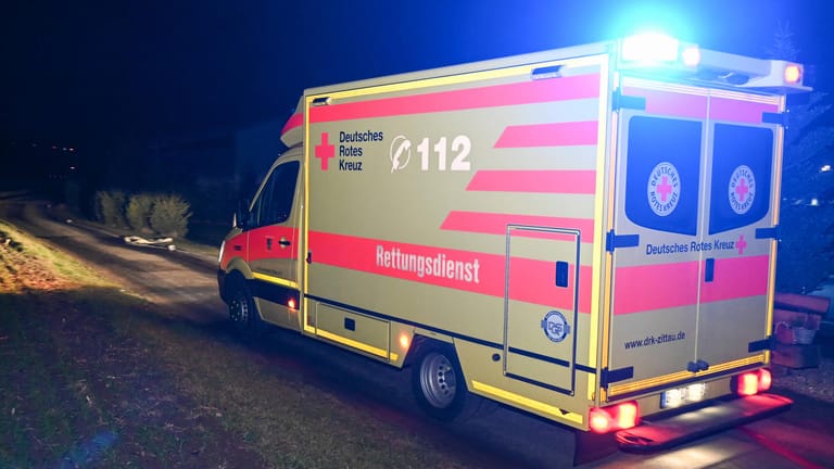 Krankenwagen mit Blaulicht: Der 14-Jährige erlag im Krankenhaus seinen Verletzungen. (Symbolbild)