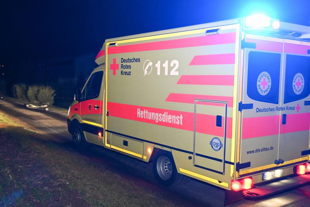 Krankenwagen mit Blaulicht: Der 14-Jährige erlag im Krankenhaus seinen Verletzungen. (Symbolbild)