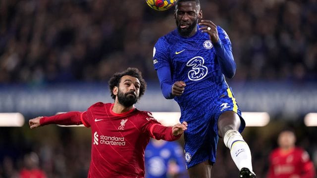 Antonio Rüdiger (r) vom FC Chelsea ist vor dem Liverpooler Mohamed Salah am Ball.