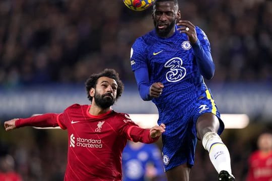 Antonio Rüdiger (r) vom FC Chelsea ist vor dem Liverpooler Mohamed Salah am Ball.