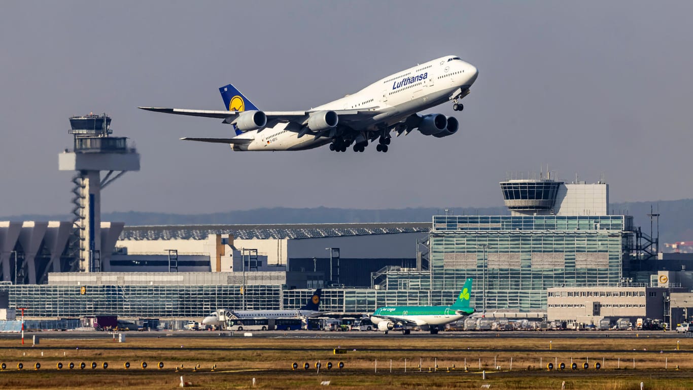 Flugzeug startet in Frankfurt am Main: Ein Passagier soll Drohungen ausgestoßen und die Sicherheit an Bord gefährdet haben. (Symbolfoto)