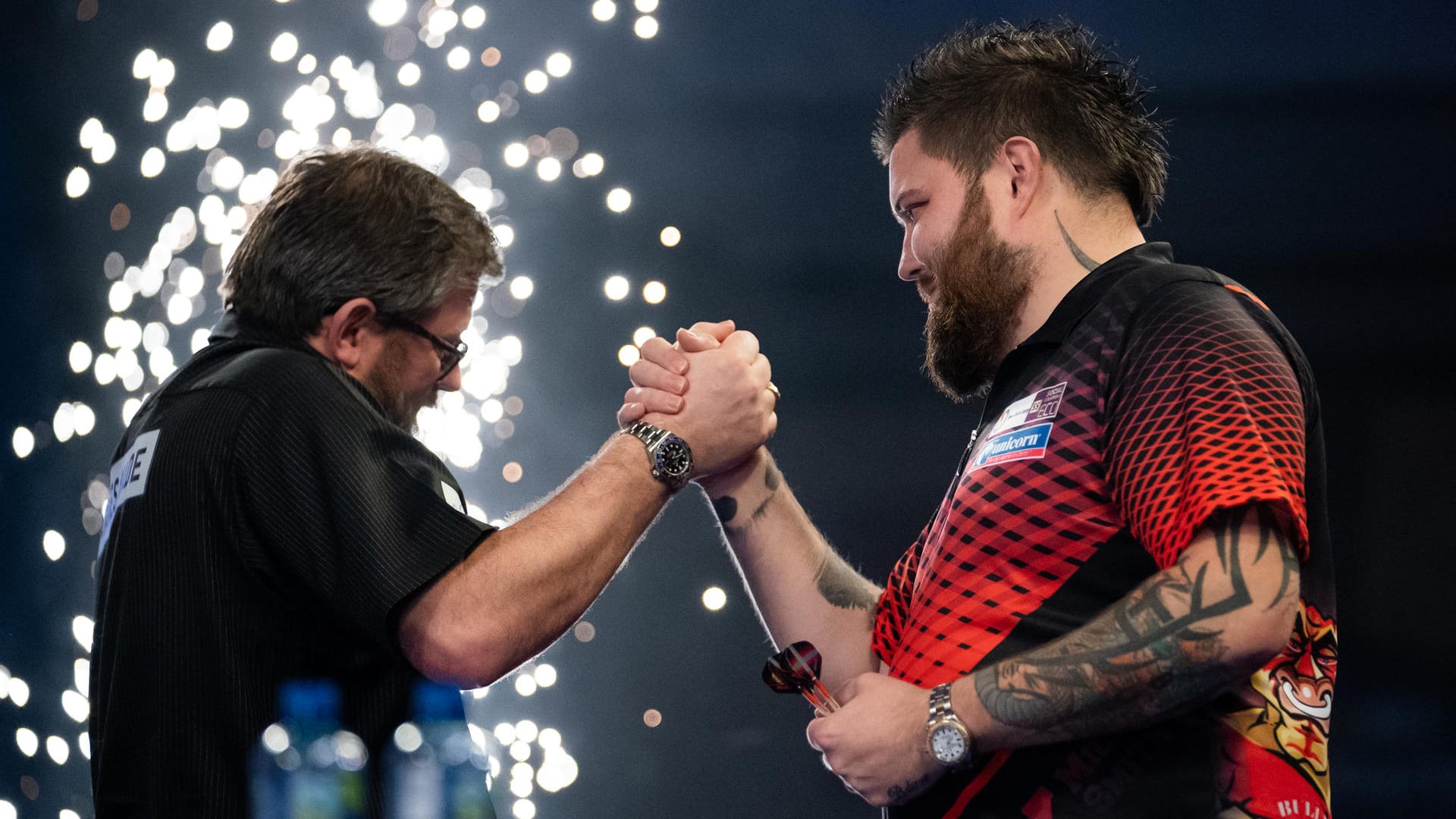 James Wade (l.) gratuliert dem "Bully Boy": Michael Smith steht im Finale der Darts-WM.