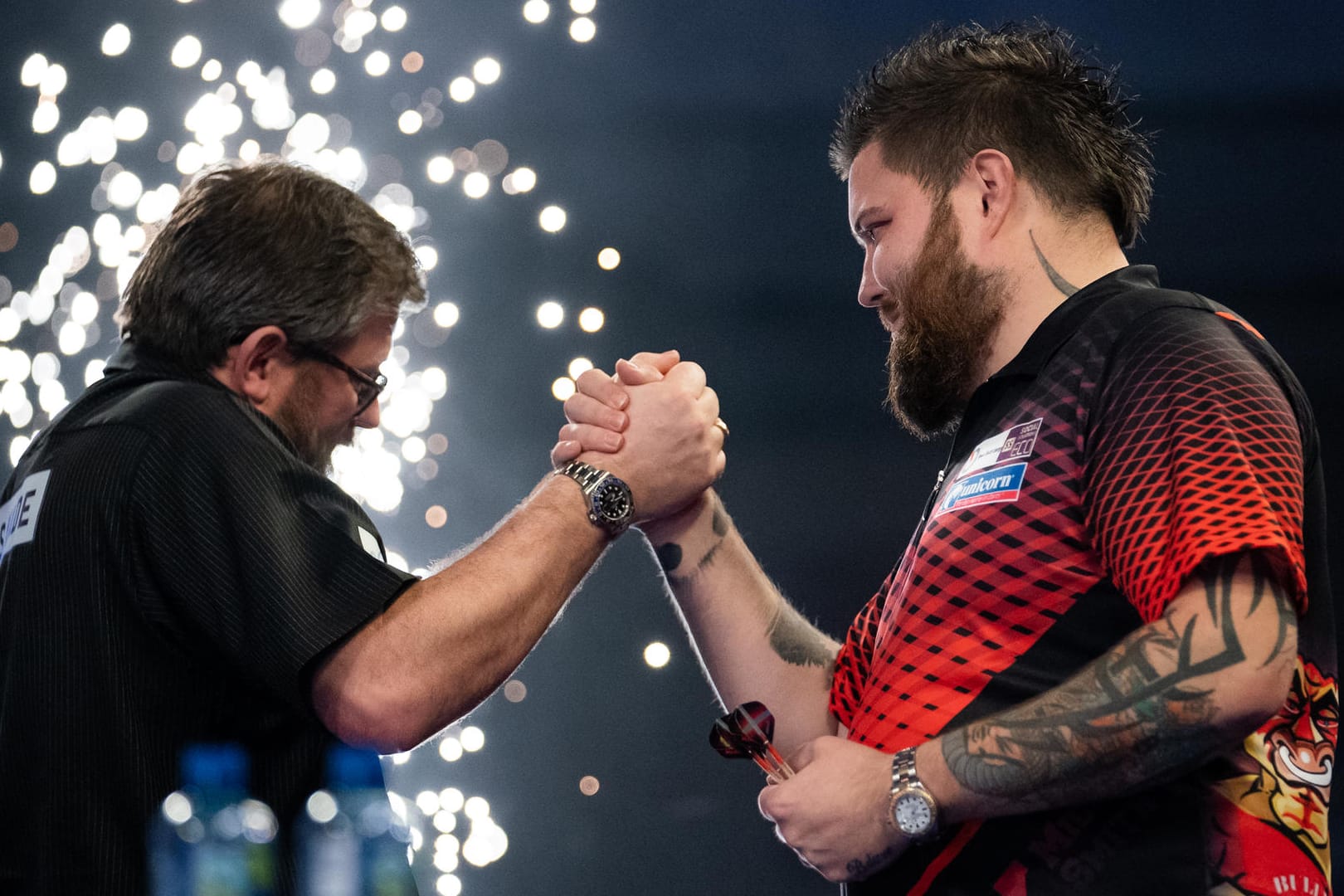 James Wade (l.) gratuliert dem "Bully Boy": Michael Smith steht im Finale der Darts-WM.