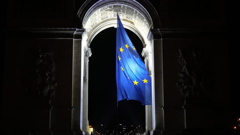 EU-feindliche Politiker keiften gegen die Europaflagge am Arc de Triomphe.