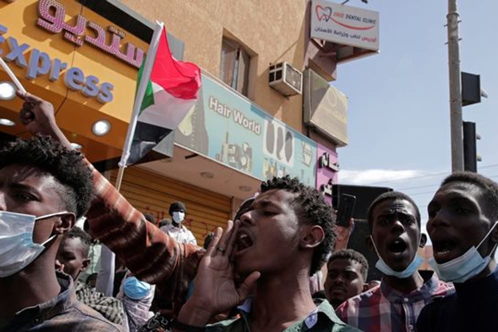 Demonstranten in der sudanesischen Hauptstadt Khartoum skandieren Slogans gegen den Militärputsch vom Oktober 2021.