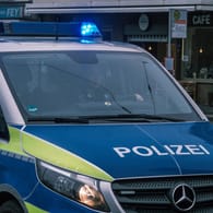 Ein Polizeiauto auf einer Einsatzfahrt (Symbolbild): In Kiel stoppten Beamte einen mutmaßlichen Mörder.