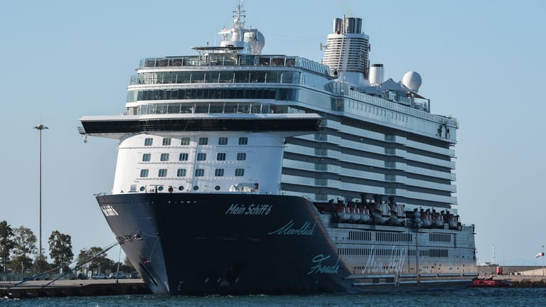 Die "Mein Schiff 6" im Hafen von Piräus (Archivbild): Wegen Corona-Fällen musste jetzt die Reise in Dubai abgebrochen werden.