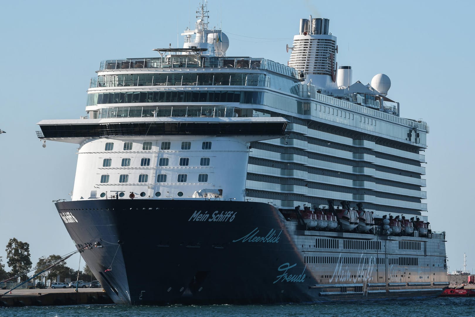 Die "Mein Schiff 6" im Hafen von Piräus (Archivbild): Wegen Corona-Fällen musste jetzt die Reise in Dubai abgebrochen werden.