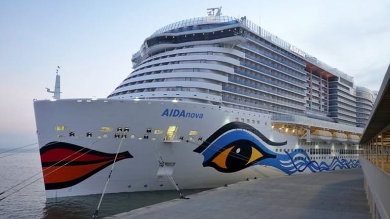 Die "Aida Nova" im Kreuzfahrtterminal am Hafen von Lissabon.