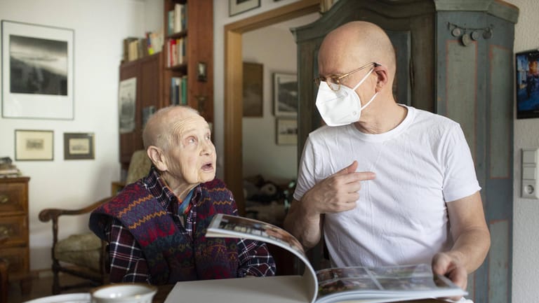 Ein Altenpfleger spricht mit einer Seniorin (Symbolbild): Die Beiträge zur Pflegeversicherung könnten schon bald steigen.