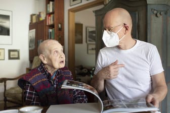 Ein Altenpfleger spricht mit einer Seniorin (Symbolbild): Die Beiträge zur Pflegeversicherung könnten schon bald steigen.