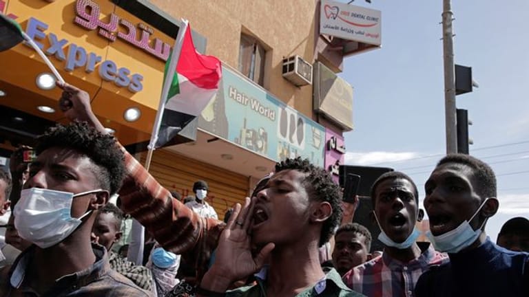 Demonstranten in der sudanesischen Hauptstadt Khartoum skandieren Slogans gegen den Militärputsch vom Oktober 2021.