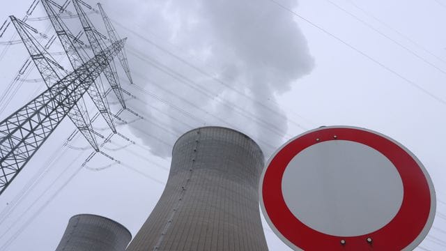 Die Kühltürme des am Silvestertag 2021 abgeschalteten Atomkraftwerkes Gundremmingen in Bayern. Die Kühltürme des am Silvestertag 2021 abgeschalteten Atomkraftwerkes Gundremmingen in Bayern.