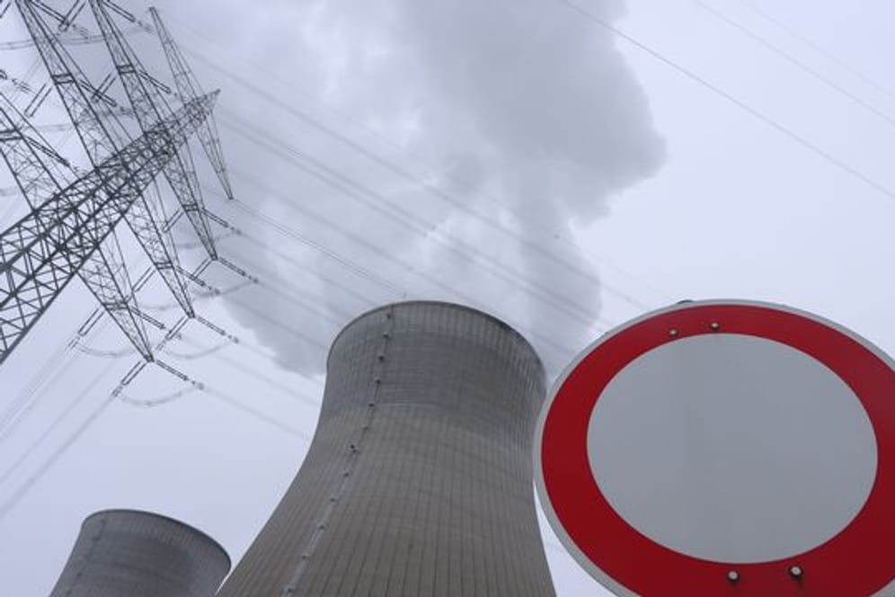 Die Kühltürme des am Silvestertag 2021 abgeschalteten Atomkraftwerkes Gundremmingen in Bayern.